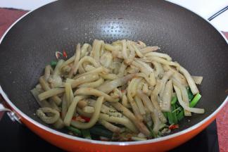 加入炸好的茄条；