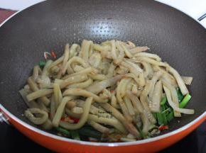 加入炸好的茄条；