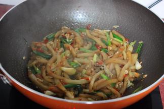 生粉加清水拌均，加入锅中，放酱油、盐、鸡粉，煮沸之后改为小火收汁即可。