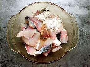 将鱼片洗净，加入适量蒸鱼豉油、花椒油、料酒、淀粉拌匀腌制15-20分钟。