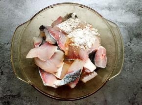 将鱼片洗净，加入适量蒸鱼豉油、花椒油、料酒、淀粉拌匀腌制15-20分钟。