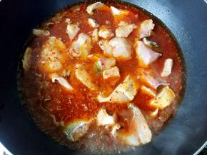 放入鱼片大火煮开后再煮2分钟即可。