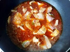 放入鱼片大火煮开后再煮2分钟即可。