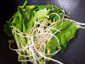 放入四种配菜炒断生盛出。