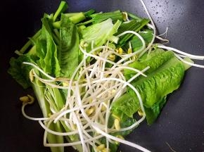 放入四种配菜炒断生盛出。