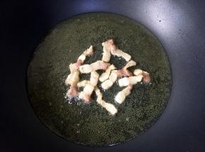 放入五花肉煸炒至如图所示。