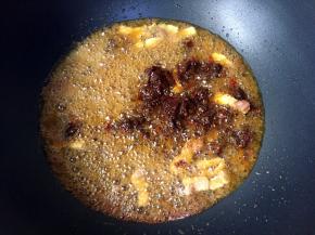 放入鱼料炒香。