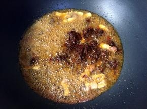 放入鱼料炒香。