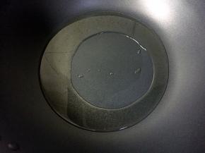 热锅倒油烧至八成热。