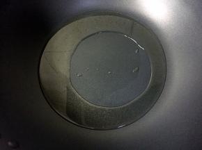 热锅倒油烧至八成热。