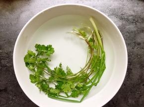 香菜小葱洗净用盐水泡一下杀菌。