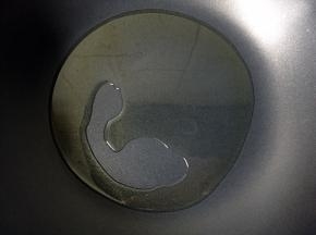 热锅倒油烧至八成热。