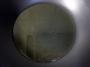 热锅倒油烧至八成热。