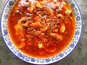 将油泼在辣椒面和花椒上，听见滋滋的声音。