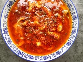 将油泼在辣椒面和花椒上，听见滋滋的声音。