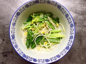 炒好的配菜放在碗底部。