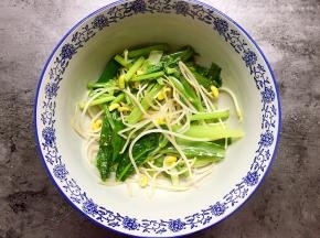 炒好的配菜放在碗底部。