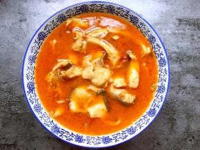 将鱼片装入碗中。