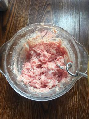五花肉剁成抹加少许盐，用电动搅拌搅打起劲。