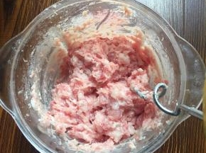 五花肉剁成抹加少许盐，用电动搅拌搅打起劲。