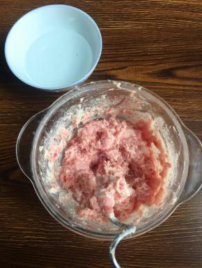 分次加入清水搅打，每次搅打到水肉完全溶入一起后，再加下一次的清水。不过不宜加水过多。