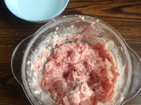 分次加入清水搅打，每次搅打到水肉完全溶入一起后，再加下一次的清水。不过不宜加水过多。