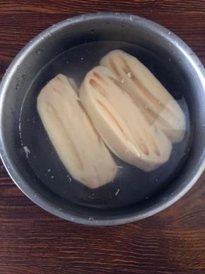 莲藕去皮洗净，切成大块，清水里放一勺醋把莲藕泡一会，能让莲藕长时间的不变色。