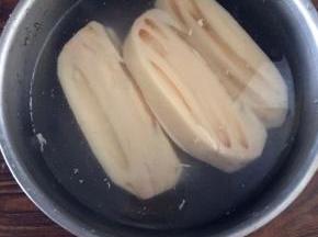 莲藕去皮洗净，切成大块，清水里放一勺醋把莲藕泡一会，能让莲藕长时间的不变色。