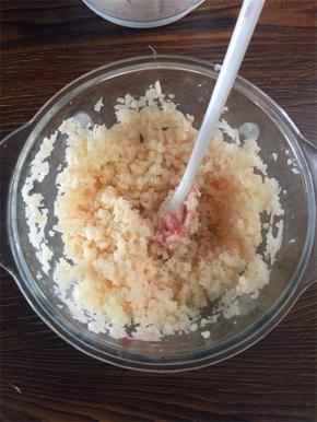 再把莲藕切成细长条，剁碎。