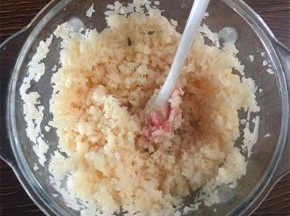 再把莲藕切成细长条，剁碎。