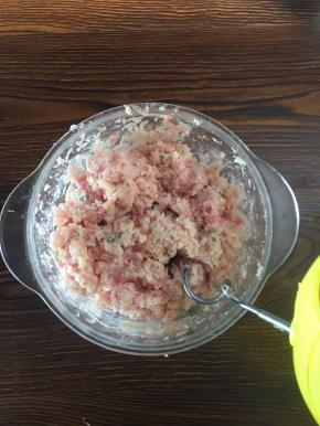 最后跟肉末一起搅打匀。