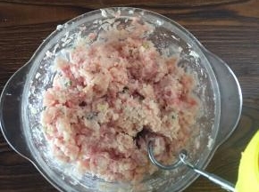 最后跟肉末一起搅打匀。