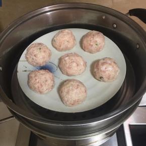 莲耦丸子放一个大的盘子里，锅里放水烧开，整盘放置于锅屉上大火蒸15分钟。