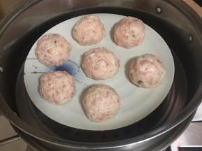 莲耦丸子放一个大的盘子里，锅里放水烧开，整盘放置于锅屉上大火蒸15分钟。
