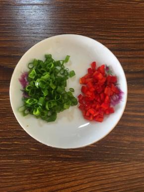 红辣椒，葱花切成碎。