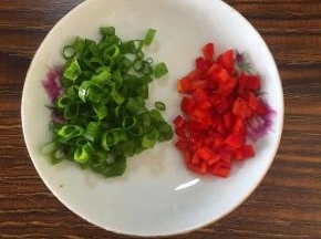 红辣椒，葱花切成碎。