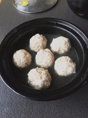 把肉丸子连汤一起倒入酒精炉里再加入蚝油。