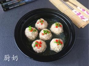 最后撒上香葱，即可上桌享受美食了。