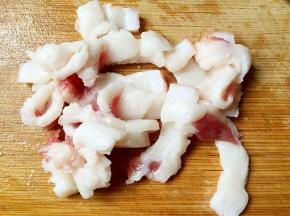 五花肉切小长条。