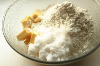 黄油室温软化，切小块，和低粉、白糖混合在一起。