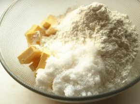 黄油室温软化，切小块，和低粉、白糖混合在一起。