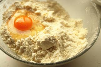 搓成小颗粒后，加入2个鸡蛋。