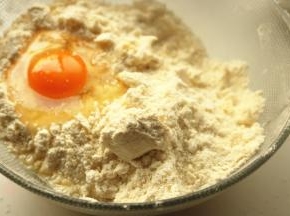 搓成小颗粒后，加入2个鸡蛋。