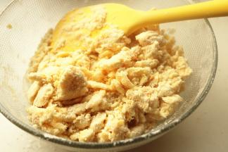 继续用刮刀翻拌成块状。