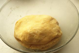 用手揉成团，放冰箱冷藏30分钟。