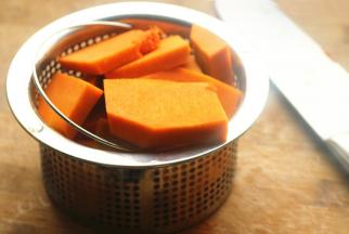 南瓜去皮切片，放入超级妈咪破壁机的蒸篮内。