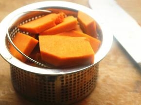 南瓜去皮切片，放入超级妈咪破壁机的蒸篮内。