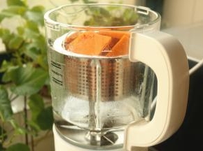 破壁机里加水，放入蒸煮篮。