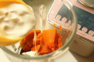 蒸熟的南瓜，晾凉后放入破壁机里，加入淡奶油、白砂糖和鸡蛋。