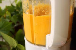 选择沙冰或者酱料功能，搅拌成细腻的糊状，内陷就做好了。